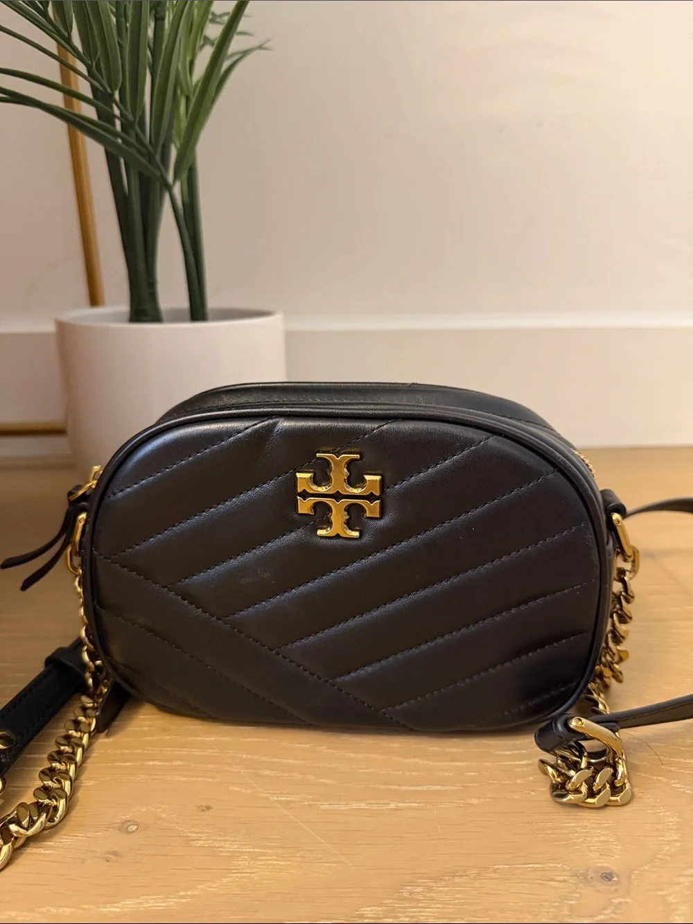 Tory Burch Black KIRA CHEVRON SM Camera Bag